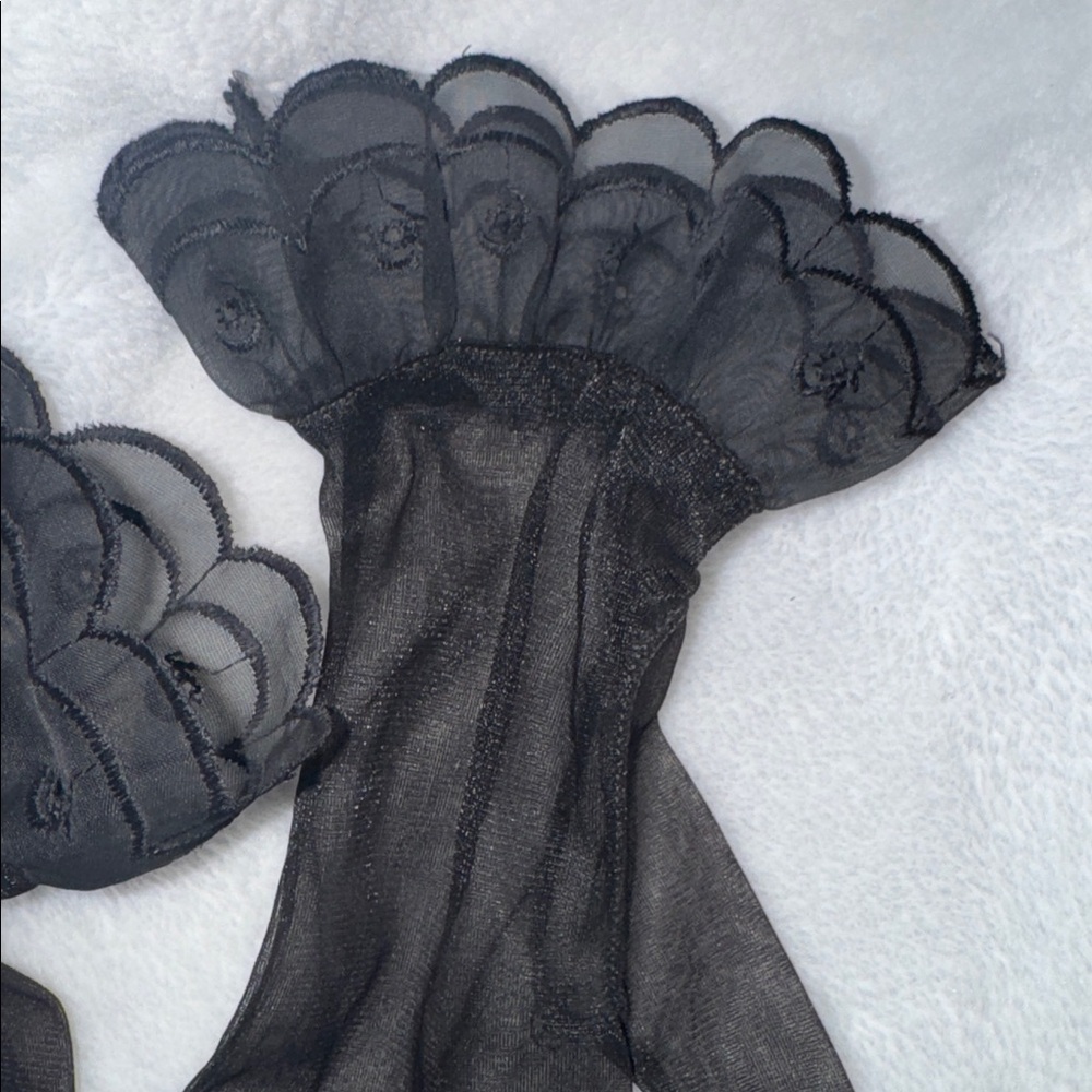 Vintage Elegant Black Tulle Ruffle Wrist Gloves - Picture 2 of 6
